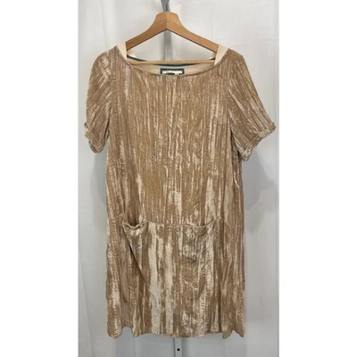 Vestido recto de terciopelo arrugado FLOREAT Anthropologie manga corta beige champán S Foto 1 de 4
