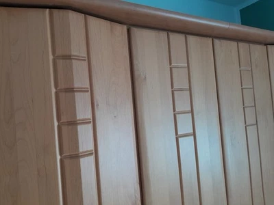 Schlafzimmerschrank,1 Kommode und 2 Nachtschränkchen.Erle Massiv. - Bild 1 von 4