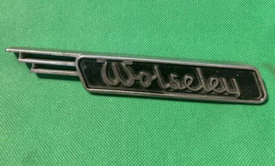 WOLSELEY 4/44 - INSIGNIA / EMBLEMA ALERÓN DELANTERO - 185 X 26 MM - Imagen 1 de 2