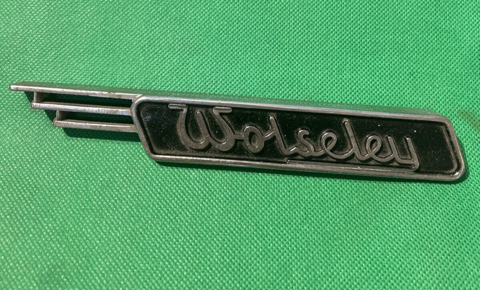 WOLSELEY 4/44 - INSIGNIA / EMBLEMA ALERÓN DELANTERO - 185 X 26 MM - Imagen 1 de 2