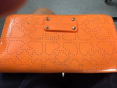 CARTERA KATE SPADE N.Y. NARANJA USADA CREMALLERA CHAROL CREMALLERA ALREDEDOR CARTERA Foto 1 de 4