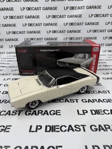 Auto World 1969 Dodge Charger R/T weiß 440 1:18 Diecast - Bild 1 von 3