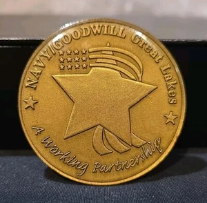 US NAVY / GOODWILL GREAT LAKES CHALLENGE COIN - UNA PARTNERSHIP FUNZIONANTE - Foto 1 di 3