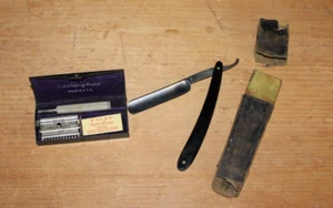 Two VINTAGE Collectible Razors - Picture 1 of 4