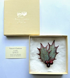 Natures Creations grüne Stechpalme rote Spitzen Anstecknadel Brosche Beeren Weihnachten Winter Box - Bild 1 von 3