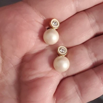 Aretes Kate Spade Pearly Delight perlas de imitación chapados en oro firmados elegantes Foto 1 de 4