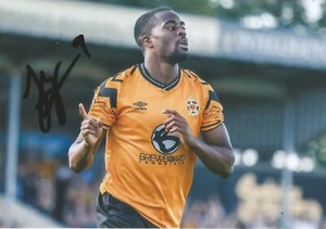 CAMBRIDGE UNITED: FEJIRI OKENABIRHIE SIGNED 6x4 ACTION PHOTO + COA - Bild 1 von 1