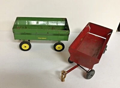 Par de carros de vagones de granja de metal de juguete vintage - JOHN DEERE verde y rojo Foto 1 de 3