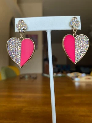 Pendientes perforados Betsey Johnson Casino Royale corazones palos pavé pedrería Foto 1 de 4