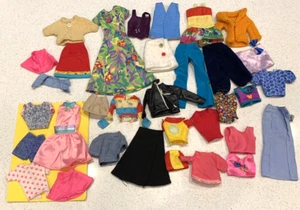 Großes Konvolut Vintage/Mod Barbie Kleidung teils markiert Handarbeit 42 Kleider Freizeit GC - Bild 1 von 2
