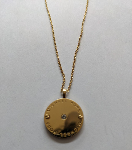 Collana con ciondolo disco tono oro con zirconi di Michael Kors: ORO
