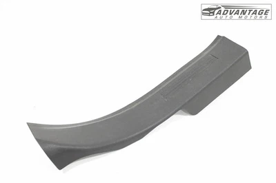 Chevrolet Equinox 2018-2024 puerta trasera izquierda umbral placa de desgaste cubierta de moldura OEM Foto 1 de 4