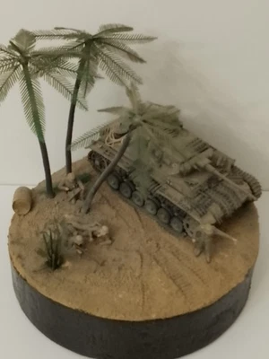 Diorama in scala 1:35 con soldati di carri armati sotto le palme - Immagine 1 di 4