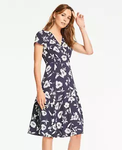Abito Ann Taylor floreale svasato manica avvolgente, 100% poliestere, blu navy, taglia 16, nuovo con etichette - Foto 1 di 12