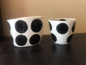DAVIS STUDIO NY Arte Hecho a Mano Cerámica Azúcar Abierto y Crema Lunares Negros - Imagen 1 de 4