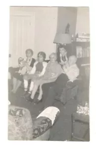 Foto de niño de colección con uniforme de fútbol posando con familia años 40 DST33 - Imagen 1 de 1