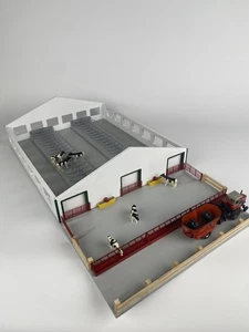 1/64 Cattle Freestall Barn and Feed Lot 70x85 White Sides Green Roof - Picture 1 of 8