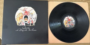 QUEEN - A Day At The Races : 12" Lp Vinyl EMI Record 1976 - Gatefold EX - Foto 1 di 10