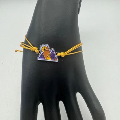 Pulsera ajustable con dije de montaña cordón amarillo inspirada en la naturaleza Foto 1 de 4
