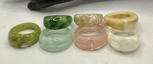 Vintage Lucite Ring Set 7 verschiedene Farben Swirl Design Gr. 7,5 weiß Gr. 8,5 - Bild 1 von 15