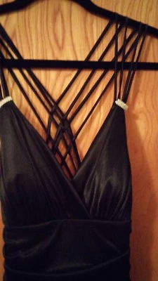 elegante vestido de noche negro con correa de spagetti, detalles bling, listo para las vacaciones Foto 1 de 4