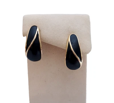 Brincos vintage Trifari elegante preto esmalte clipe semi aro tom dourado assinado - Imagem 1 de 4