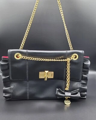 Bolso de hombro convertible Badgley Mischka Belle de cuero negro con volantes. Foto 1 de 4
