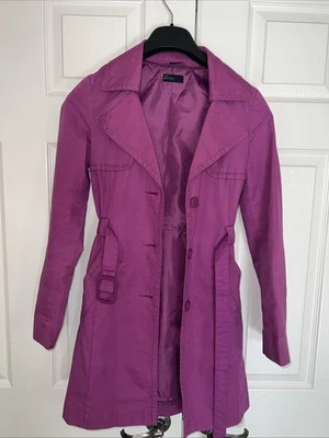 Gabardina United Colors Of Benetton magenta ajuste a medida cintura con cinturón abotonada Foto 1 de 4