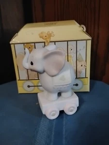 Vintage 1985 Precious Moments. "Möge dein Geburtstag gigantisch sein" vier Jahre alt 15970 - Bild 1 von 4