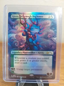 Kiora, Behemoth Beckoner Foil - Tana Segreta - MTG - Bloomburrow - quasi nuovo - Foto 1 di 3
