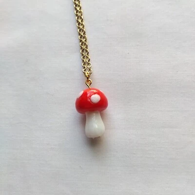 白色红色蘑菇玻璃吊坠项链镀金不锈钢链 — 第 1/4 张图片
