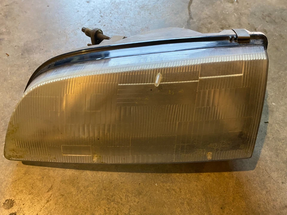 91 92 93 94 1993 FARO CONDUCTOR IZQUIERDO SUZUKI SWIFT 2 PUERTAS CANADA Foto 1 de 4