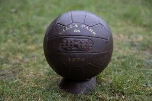 Aston Villa antica esposizione in pelle stile calcio con Villa Park B6. - Foto 1 di 2