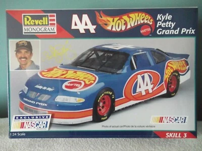 Revell/Monogram 85-2524 Kyle Petty #44 Hot Wheels Pontiac Grand Prix in 1:24 - Image 1 of 4