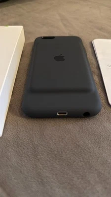 Apple MGQL2LLA Smart Battery Case Charcoal Gray for iPhone 6 6s - Image 1 of 4