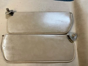 1967-1972 Chevy GMC Truck Sunvisors Sun Visors Tan 67-72 OEM - Foto 1 di 6