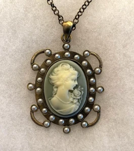 Kostüm grüne Kamee Anhänger bronzefarben mit Perlen an Gliederkette - 24 cm - Bild 1 von 8