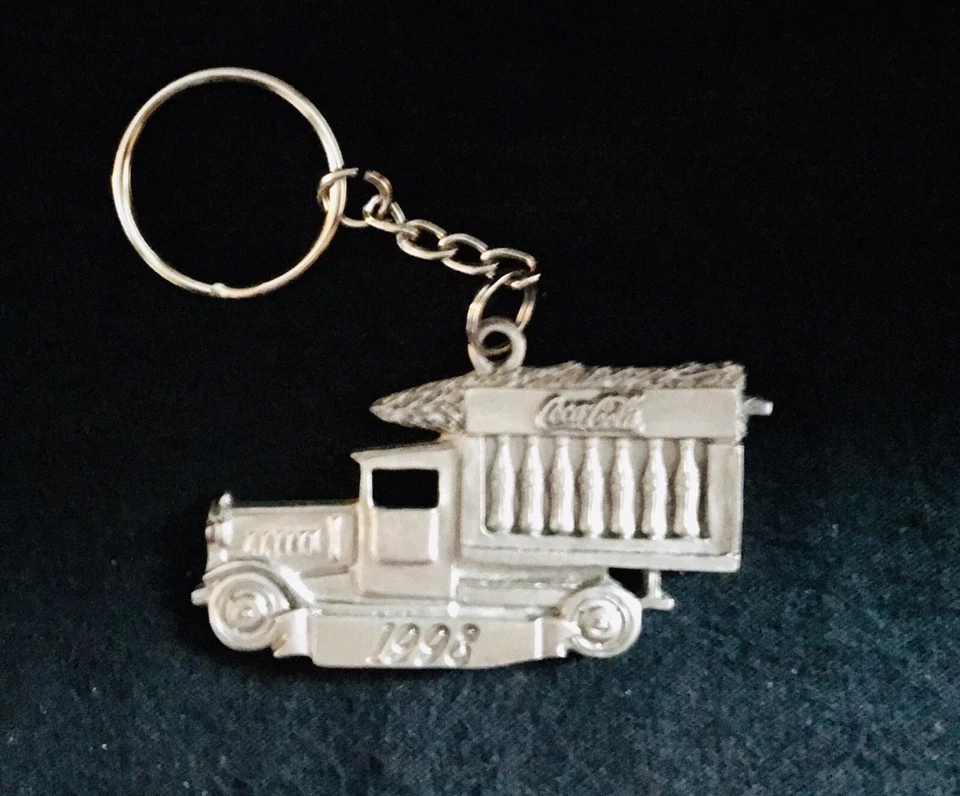 Оловянный 1998 Coca Cola грузовик кока-колы бутылка содовой поп серебро металлический брелок R - Изображение 1 из 1