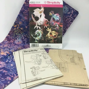 Patrón de simplicidad de felpa de dragones de peluche 4063 FF con tela púrpura batik de 1 yarda - Imagen 1 de 9
