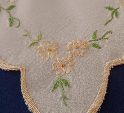 Vintage 20" Society peça central de linho de seda guardanapo amarelo treliça bordado flora - Imagem 1 de 4