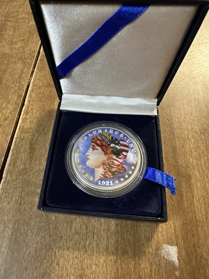 Moneda Patriótica Libertad Bandera Coloreada Dólar de Plata Morgan 1921 con Caja de Exhibición Foto 1 de 2