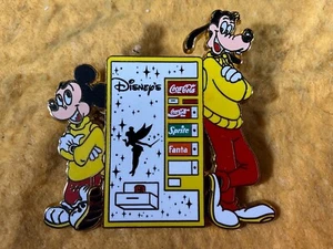 E12-92 DISNEY PIN - MICKEY MOUSE / GOOFY BY COCA-COLA MACHINE (WHITE) - NEW - Picture 1 of 2
