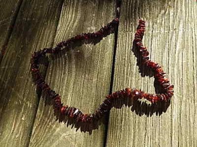 VINTAGE 30 INCH LONG DARK RED/BROWN AMBER NECKLACE/72 GRAMS INTERNATIONAL SALE - Image 1 of 4