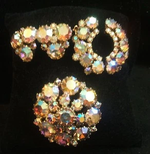 Vintage WEISS Gold Tone Aurora Borealis Convex Brooch Pin 2 Pair of Earrings - Picture 1 of 12