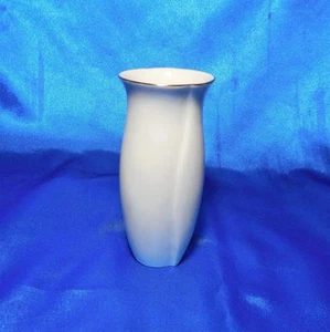 Jarrón Mikasa Fine Bone China Bud borde dorado marfil - Imagen 1 de 5