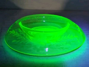 Consola cuenco vintage de vidrio de uranio de la depresión de 11,25" con borde enrollado - grabado en margarita - Imagen 1 de 10