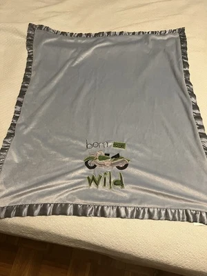 Manta polar borde satinado de colección bebé niño nacido para ser salvaje Foto 1 de 4
