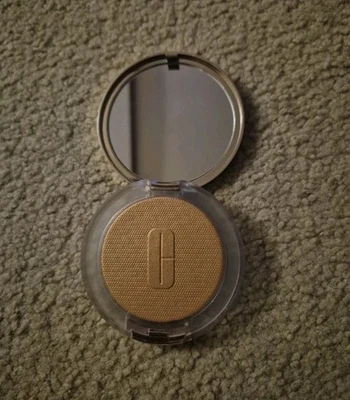 ILUMINADOR LIGERO CLINIQUE TRUE RESALTADO BRONCE ILUMINADO POR EL DÍA Foto 1 de 4