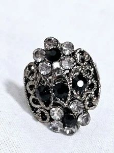 Silver Tone Cocktail Ring Clear & Black Stones Size 8 Adjustable J3-1526 - Imagen 1 de 4