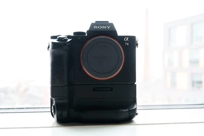 Near Perfect: Sony A7II Full Frame Mirrorless Camera & Battery Grip - Image 1 of 4